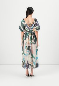 Maxikleid mit buntem Blumenmuster, kurzen Puffärmeln, offenem Rücken mit Bindetails und taillierter Passform. Der Stoff wirkt leicht und fließend.