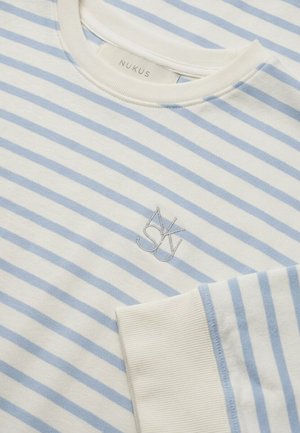 Pullover mit Rundhalsausschnitt, hellblauen und weißen horizontalen Streifen, gerippten Bündchen und einem dezenten bestickten "NKUS"-Logo auf der Brust.