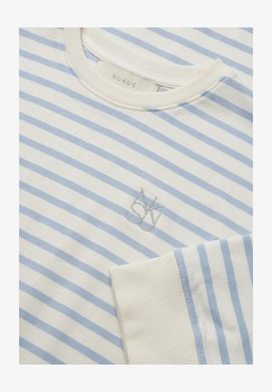 Pullover mit Rundhalsausschnitt, hellblauen und weißen horizontalen Streifen, gerippten Bündchen und einem dezenten bestickten "NKUS"-Logo auf der Brust.
