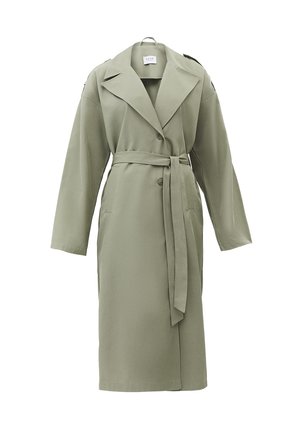 Abrigo largo tipo gabardina en verde oliva claro con solapas anchas, cierre de botones, cinturón en la cintura y hombreras.