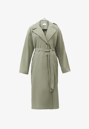 Trench-coat long vert olive clair avec larges revers, fermeture à boutons, ceinture à la taille, et épaulettes.
