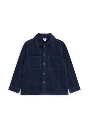 Veste en velours côtelé bleu marine à manches longues, boutonnée sur le devant, avec deux poches carrées sur la poitrine et un col pointu.