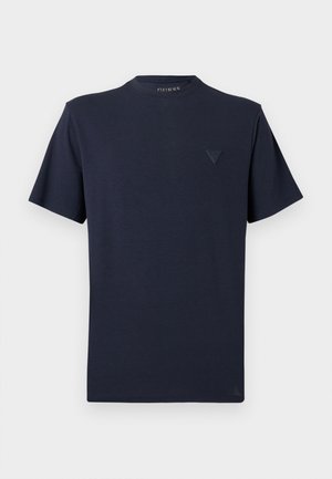 Granatowy T-shirt z krótkim rękawem i okrągłym dekoltem, z małym trójkątnym logo Guess na górnej lewej stronie klatki piersiowej.