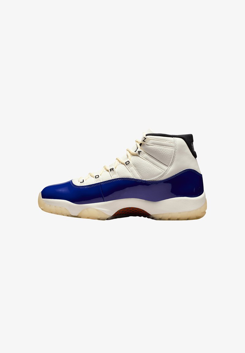 Des baskets montantes avec un dessus en cuir blanc, des accents en cuir verni bleu, des détails texturés et une semelle en caoutchouc translucide.