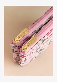 Nevybrané, pink kisses