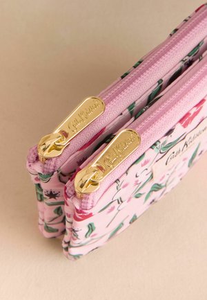 Rozā ziedu maks ar divām rāvējslēdzēju kabatām, kas papildināts ar zelta aparatūru. Dizainā ir zaļo lapu un rozā ziedu raksts.