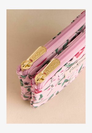 Rosa florale Geldbörse mit zwei Reißverschlussfächern und goldenen Beschlägen. Das Design umfasst ein Muster aus grünen Blättern und rosa Blumen.