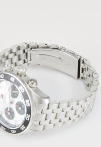 Orologio da polso in acciaio inox argentato con quadrante bianco, dettagli neri, tre sottodial e bracciale a maglie con chiusura pieghevole.