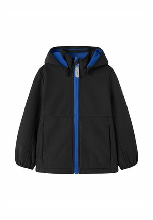 Veste softshell noire avec une doublure et une fermeture éclair bleues, dotée de deux poches avant et de poignets élastiques pour un ajustement serré.