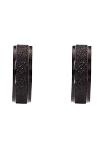Boucles d'oreilles circulaires noires avec une surface texturée, présentant un bord lisse et une finition légèrement brillante. Design minimaliste sans accents supplémentaires.