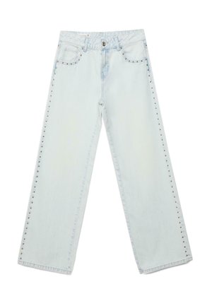 Jean en denim bleu clair à jambes larges avec des clous métalliques le long des coutures extérieures, fermeture frontale par bouton et zip, et design à cinq poches.