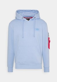 Felpa leggera blu con cappuccio, tasca frontale e polsini a costine. Presenta un logo sul petto e una tasca con zip rossa sulla manica.