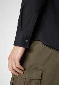 Lyle & Scott PLAIN SHIRT - Camisa - saddle