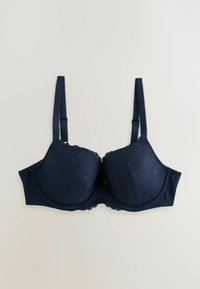 Dunkelblauer BH mit Spitze, gepolsterten Cups, verstellbaren Trägern und einem gewellten Rand am Band. Texturiertes Material mit floralem Muster.