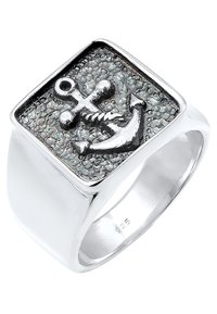 Sølvring i sterlingsølv med et rektangulært ansigt, der har et ankerdesign på en struktureret mørk baggrund. Glat ringefast, stemplet 925.