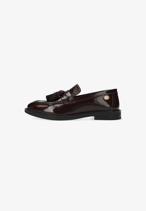 Mocasines de charol burdeos con punta redondeada, detalles de borlas texturizadas y un pequeño logotipo metálico en el lateral. Suela de goma negra.