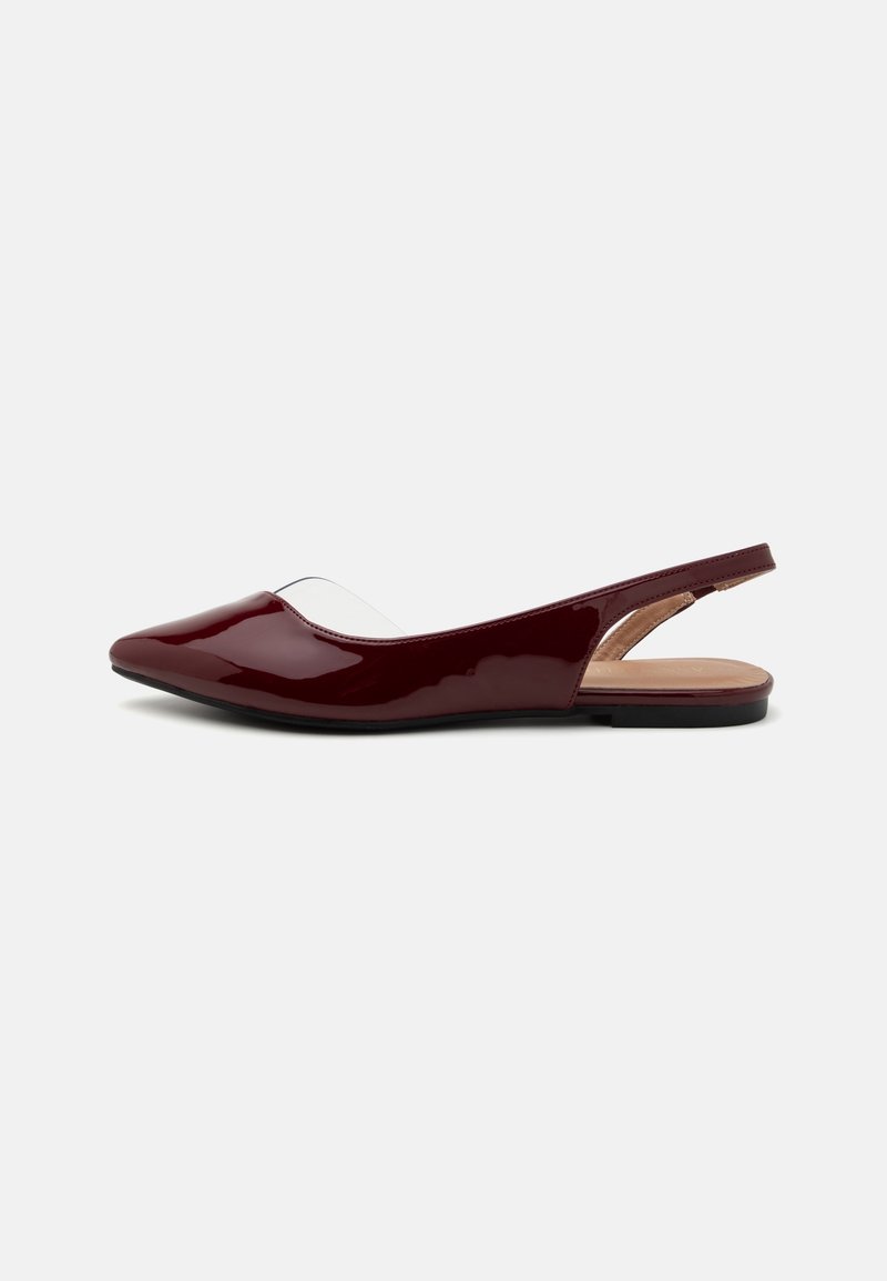 Chaussure plate bordeaux brillante avec bout pointu, panneaux latéraux transparents et bride arrière ouverte sur fond neutre.