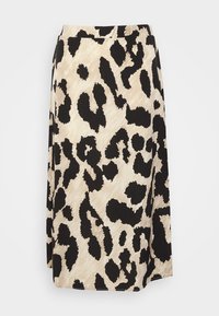 Beige midi-hame, jossa isoja epäsäännöllisiä mustia leopardikuvioita, suora leikkaus ja istuva vyötärönauha valkoisella taustalla.