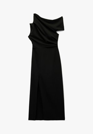 Zwarte asymmetrische off-shoulder jurk met gedrapeerde halslijn en voren spleet, tot op de knie, weergegeven op een witte achtergrond.