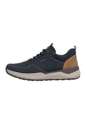 Dunkelblauer Freizeitsneaker mit weißer Sohle, braunem Fersenakzent, Mesh-Details und blauen Schnürsenkeln, in Seitenansicht auf weißem Hintergrund dargestellt.