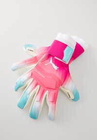 Rózsaszín, kék és fehér kapus kesztyű pár Puma logóval és állítható csuklópántokkal, amelyek "Ultra" és "Thumbwrap" felirattal vannak ellátva.