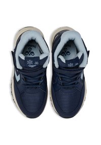 Granatowe buty sportowe z teksturowaną cholewką, kołnierzem podszewkowym z polaru i niebieskimi akcentami. Na języku znajduje się logo płatka śniegu. Lekkie podeszwy.