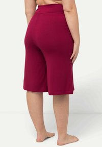 Ulla Popken WIDE-LEG FLARED BERMUDA  - Pantaloni del pigiama - ruby