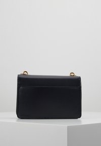 Námořnická kožená kabelka se strukturovaným obdélníkovým designem, hladkým povrchem, přední kapsou a zlatými kovovými detaily.