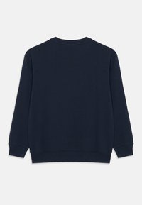 Tumši zila krekla džemperis, izgatavots no kokvilnas maisījuma, ar apaļu kakla izgriezumu un garām piedurknēm ar ribinātām aprocēm un apakšmalu. Tīra aizmugures dizains.