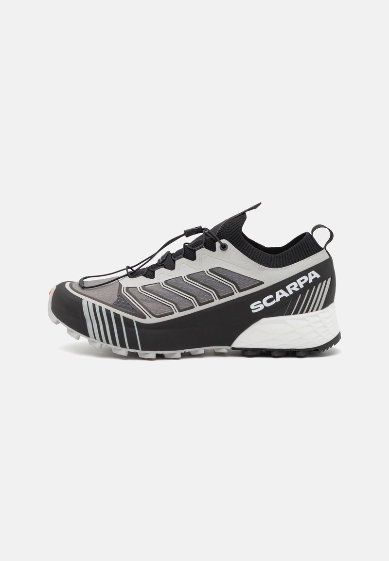 Scarpa da corsa nera e grigia con tomaia texturizzata, sistema di allacciatura unico e suola pronunciata. Presenta un marchio e accenti di design angolari.