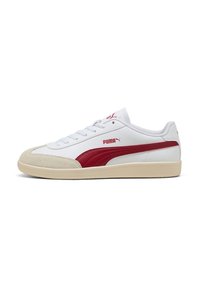 Weiße Leder-Sneaker mit roten Akzenten und einer Wildleder-Zehenkappe. Verfügt über eine Gummisohle, ein Schnürdesign und das Puma-Logo in Rot.