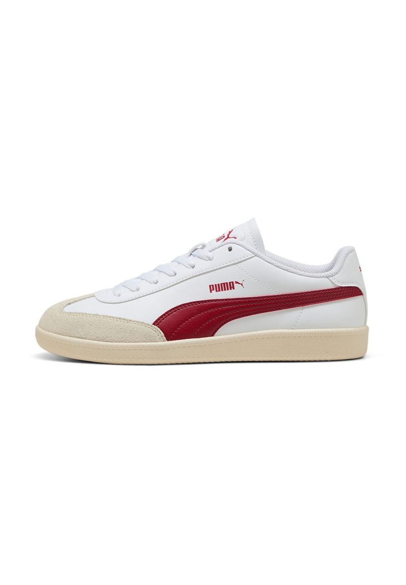 Weiße Leder-Sneaker mit roten Akzenten und einer Wildleder-Zehenkappe. Verfügt über eine Gummisohle, ein Schnürdesign und das Puma-Logo in Rot.