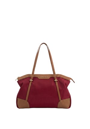 Grande borsa tote rossa con manici in pelle marrone, rifiniture e dettagli agli angoli, con chiusura a zip e piccola targhetta con logo del marchio sulla parte frontale.