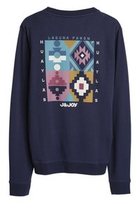 Donkerblauwe sweatshirt met een geometrisch ontwerp in meerdere kleuren. Belangrijke tekst: "LAGUNA PARON" en "HUAYLAS" duidelijk zichtbaar.