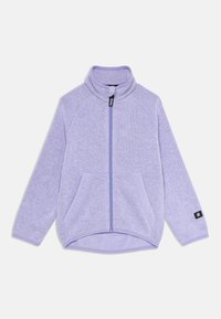 Veste en polaire légère pour enfants, de couleur violet clair, avec une fermeture éclair frontale intégrale, un col montant, deux poches avant et des étiquettes de logo noires sur la fermeture éclair et la manche.