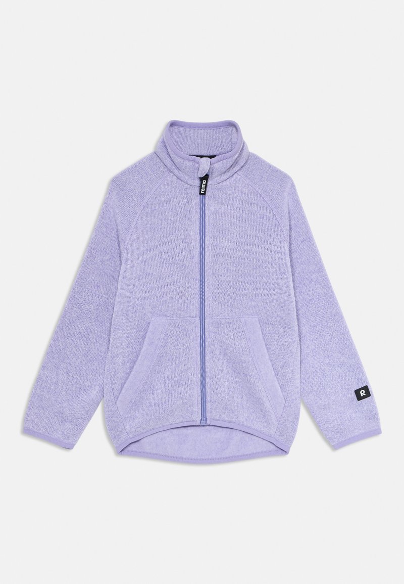 Veste en polaire légère pour enfants, de couleur violet clair, avec une fermeture éclair frontale intégrale, un col montant, deux poches avant et des étiquettes de logo noires sur la fermeture éclair et la manche.