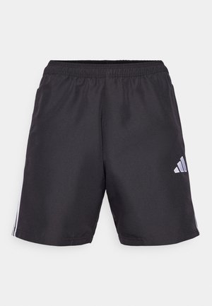 Čierne športové šortky s elastickým pásom, s tromi bielymi vertikálnymi pruhmi na každej strane a malým bielym logom v dolnom ľavom rohu.