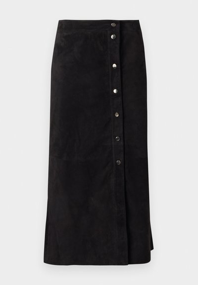 Musta samettinen midi-hame, jossa on etuosassa hopeiset nepparit ja sivuhalkio, suora malli ja korkea vyötärö.