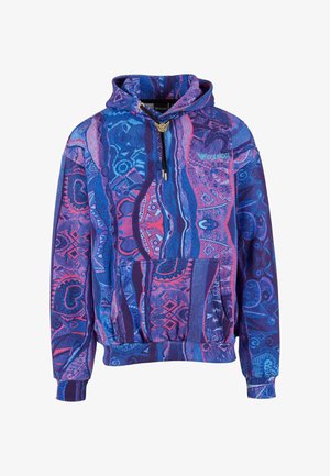 Hættebluse med blå, lilla og pink abstrakte mønstre, forlommer, sorte snore med gyldne spidser, og "Colucci" logo på brystet.