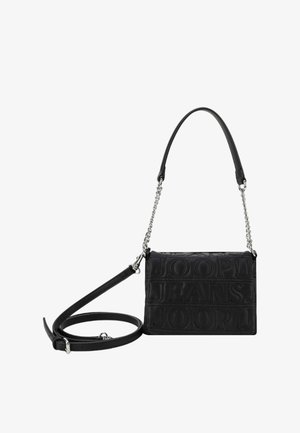 Sort quiltet crossbody taske med sølvfarvet kæde og justerbar rem, præget med "JOOP! JEANS" tekstmønster.