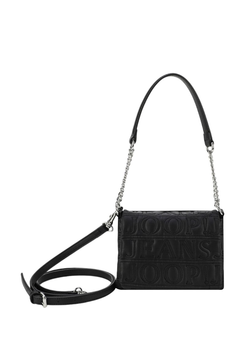 Czarna pikowana torebka crossbody z srebrnym łańcuszkiem i regulowanym paskiem, wytłoczona wzorem tekstowym "JOOP! JEANS".