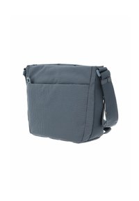 Graue Umhängetasche mit strukturierter Oberfläche, ausgestattet mit einer Fronttasche, einem verstellbaren Tragegurt und einem Reißverschluss.