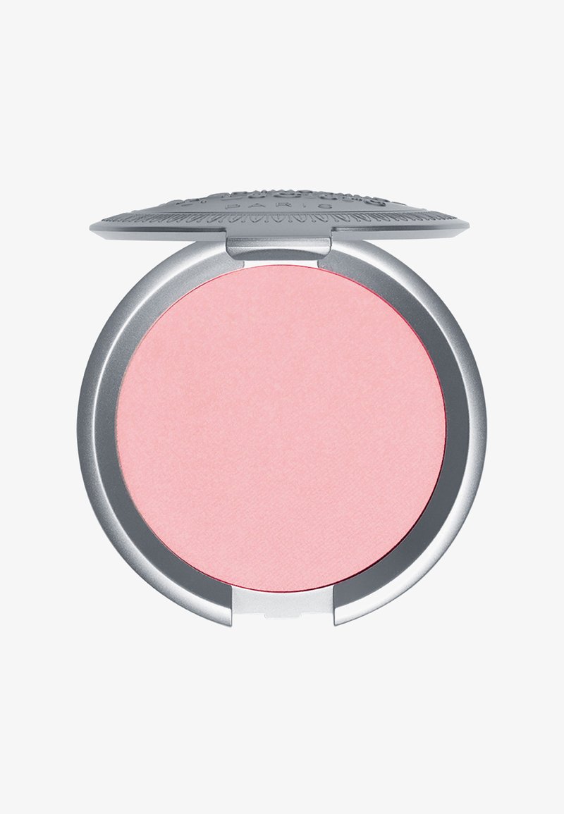 Runder Blush-Compact mit einem silbernen, metallischen Gehäuse. Das Innere enthält ein sanftes, pinkes Puder mit einer matten Textur.