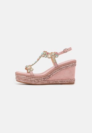 Roze suede wedge sandaal met een gevlochten jute platform. Bevat decoratieve bloemenversieringen in verschillende kleuren en een enkelband. 