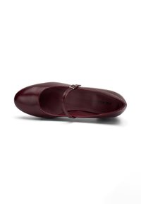 Zapato plano de cuero burdeos con punta redonda, correa lateral con hebilla de plata y textura suave. Forro interior visible.