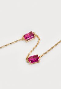 Gouden ketting met een ontwerp dat twee rechthoekige roze edelstenen in klauwen laat zien, met een slank ontwerp en sprankelende facetten.