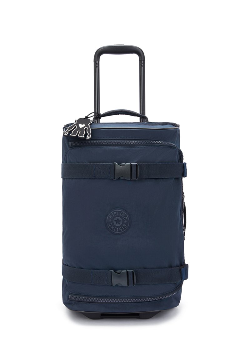 Borsa da viaggio navy con manico a rullo, tracolle regolabili, tasca con zip e un logo circolare. Presenta un charm a forma di scimmia nera attaccato.