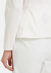 Betty & Co LANGARM - Blazer - rohweiß