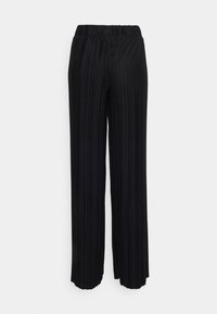 Svarta plisserade byxor med vida ben och elastisk midja, med vertikal ribbad textur och en avslappnad passform.