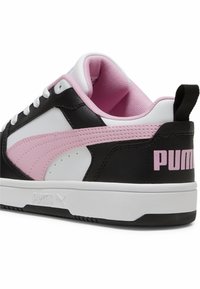 Sorte og hvide sneakers med lyserøde accenter. Læderoverdel, rund tå, polstret krave og gummisål. Har logo på hælen.